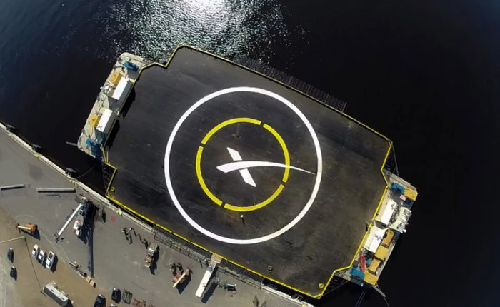 Elon Musk tiết lộ lý do tại sao tên lửa đẩy trung tâm của Falcon Heavy không thể hạ cánh thành công