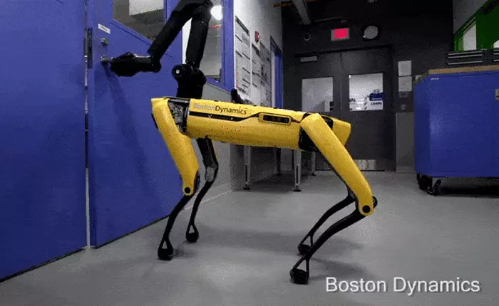 Robot giờ cũng biết "ga lăng": Giữ cửa nhường nhau đi qua