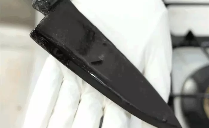 Có thể bạn không tin nhưng con dao bếp đen tuyền cực ngầu này lại làm bằng kẹo và sô cô la đấy