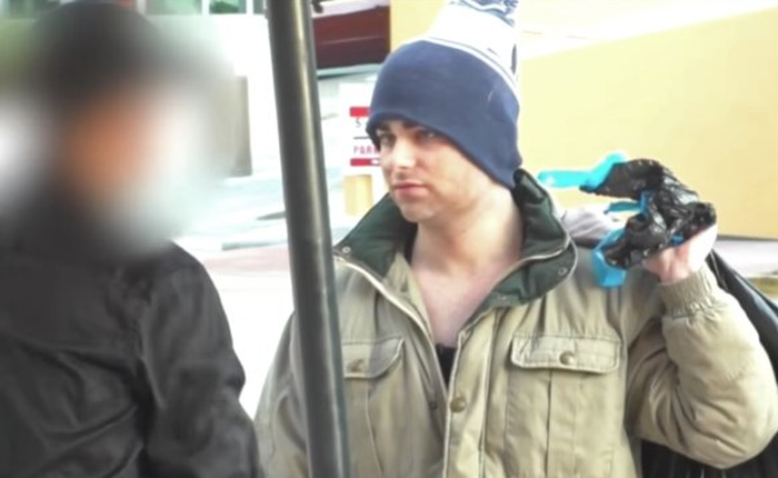 Thử nghiệm xã hội của triệu phú 23 tuổi này khẳng định "bạn không thể đánh giá con người qua vẻ ngoài"