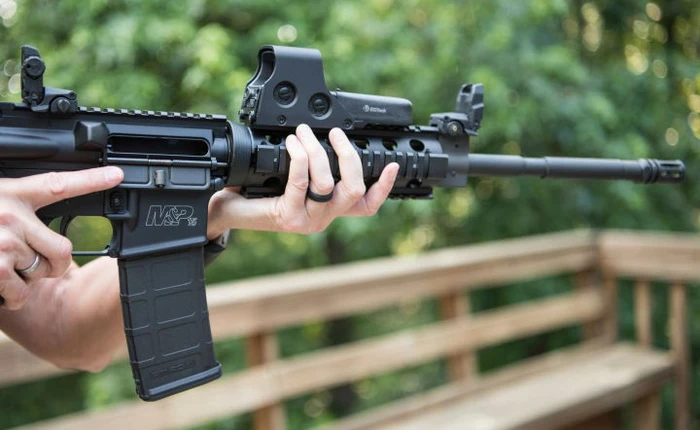 Bị bắt vì đăng ảnh súng kèm caption: "Thèm tới trường"