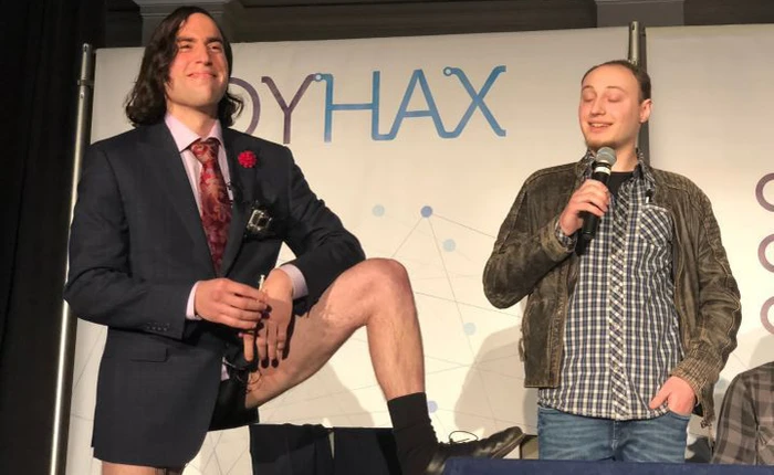 Nhà bẻ khóa sinh học cởi quần tiêm thuốc chữa herpes ngay trên livestream Facebook, cộng đồng phẫn nộ