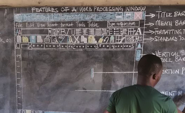 Cách giáo viên tin học ở Ghana vượt qua cảnh thiếu thốn cơ sở vật chất để giảng dạy khiến Internet xúc động