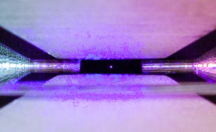 Dám cá là bạn chưa bao giờ nhìn thấy tấm ảnh chụp một hạt nguyên tử duy nhất như thế này