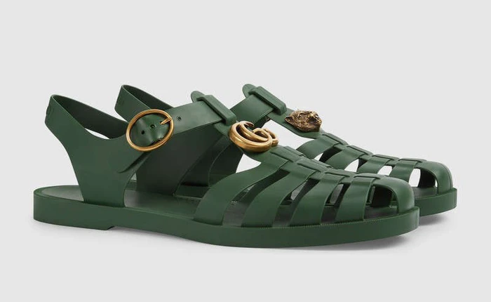 Có giá hơn 11 triệu nhưng hình như sandal của Gucci trông quá giống dép rọ bộ đội của nước ta thì phải