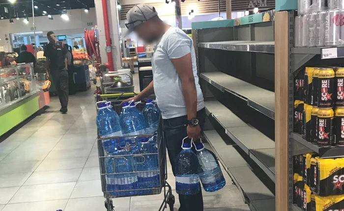 Cape Town, Nam Phi đang dần cạn kiện nước, doanh nhân bán hàng online chớp thời cơ để kiếm lời