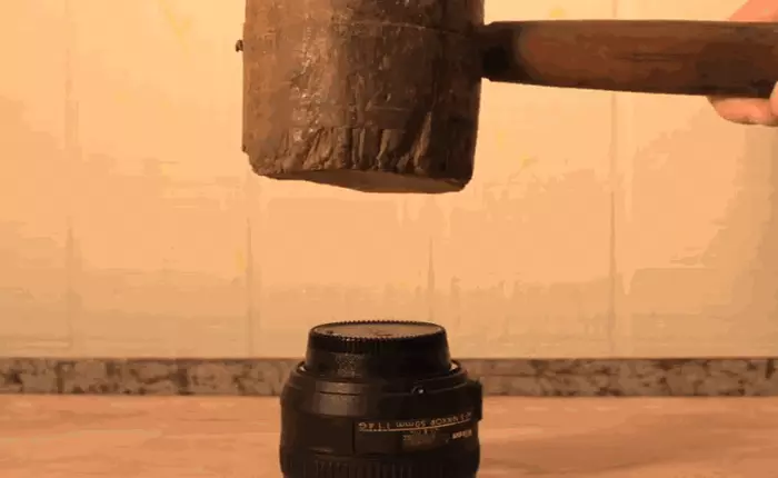 [Video sáng tạo] Đập ống kính Nikon 70-200mm trị giá 2.000 USD thành nắp đậy ống kính