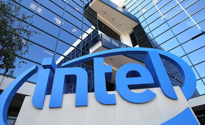 "Bọ ngựa bắt ve sầu, chim sẻ rình sau lưng": Mải mê thâu tóm Qualcomm, Broadcom không ngờ mình đang nằm trong tầm ngắm của của gã khổng lồ Intel