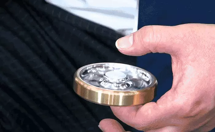 50 kỹ sư nghiên cứu 6 tháng và áp dụng công nghệ chế tạo vệ tinh không gian để chế ra chiếc fidget spinner quay lâu nhất thế giới này