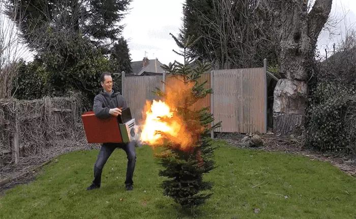 Chiếc bật lửa lớn nhất thế giới to như cây đàn piano, phóng lửa xa đến 3 met