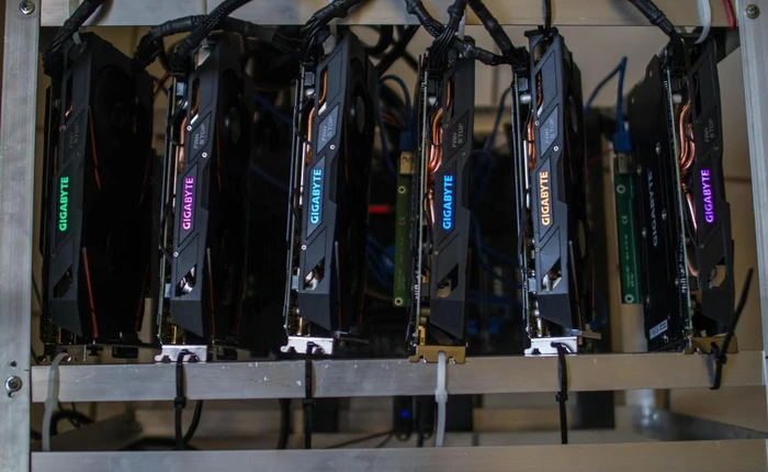 Hỏng máy sưởi giữa mùa đông lạnh giá, chàng trai này dùng luôn dàn máy đào tiền mã hóa để sưởi ấm