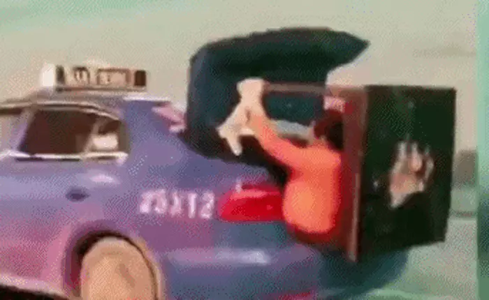 Trung Quốc: Tài xế taxi bị phạt vì bật cốp cho vợ ngồi giữ đồ