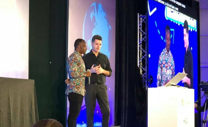 Thầy giáo châu Phi dạy MS Word bằng cách vẽ lên bảng được Microsoft mời đi dự Diễn đàn Giáo dục Toàn cầu tại Singapore