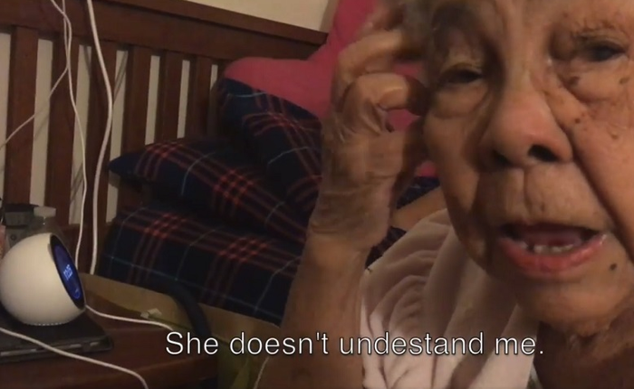 Cụ bà Philippines nhờ Alexa gãi lưng nhưng nói mãi mà nó không hiểu