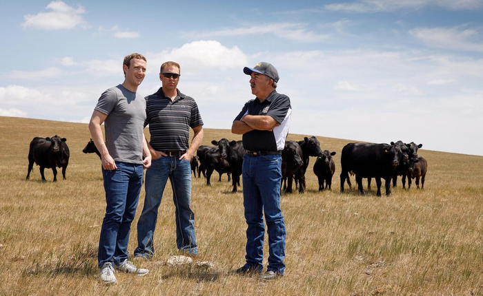 Chúng tôi đã thử mẹo chụp ảnh để trông cao hơn của Mark Zuckerberg, nó có tác dụng thật