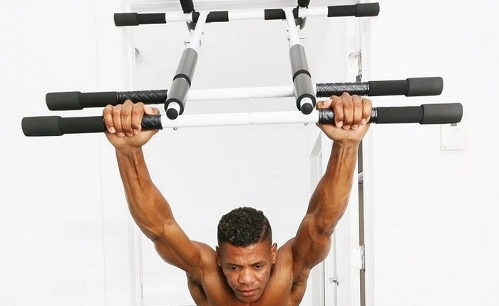 Tập bụng 6 múi tại gia không khó nhờ dụng cụ độc đáo biến cửa ra vào thành máy tập gym đa năng này