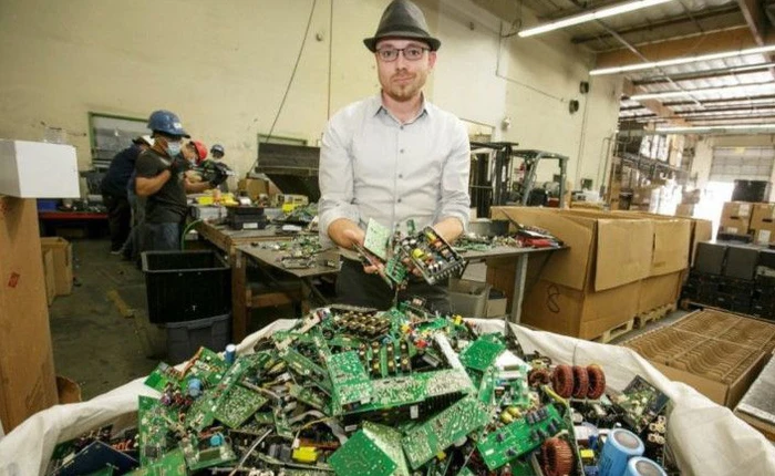 Chuyên gia tái chế rác thải điện tử bị Microsoft, Dell kiện, dính án phạt 15 tháng tù vì tạo ra những chiếc đĩa sao lưu...vô dụng