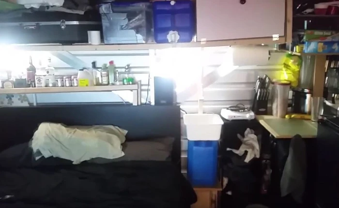 Bằng cách sắp xếp đồ đạc thông minh, Youtuber này vẫn sống thoải mái trong kho chứa rộng 9m2 tận 2 tháng trời