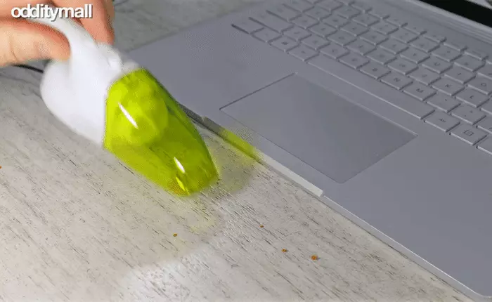 Giải cứu bàn làm việc vương đầy vụn bánh, bụi bẩn bằng chiếc máy hút bụi nhỏ nhất quả đất này