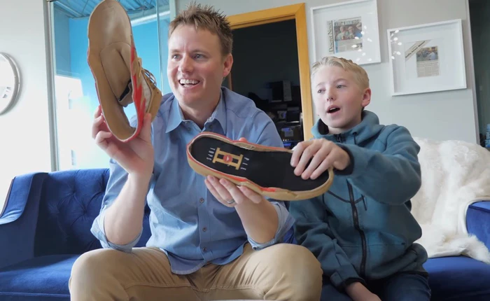 Vừa ra mắt, đôi sneakers biết gọi Pizza Hut, tắt TV đã bị bố con Youtuber phá tung để xem bên trong có gì