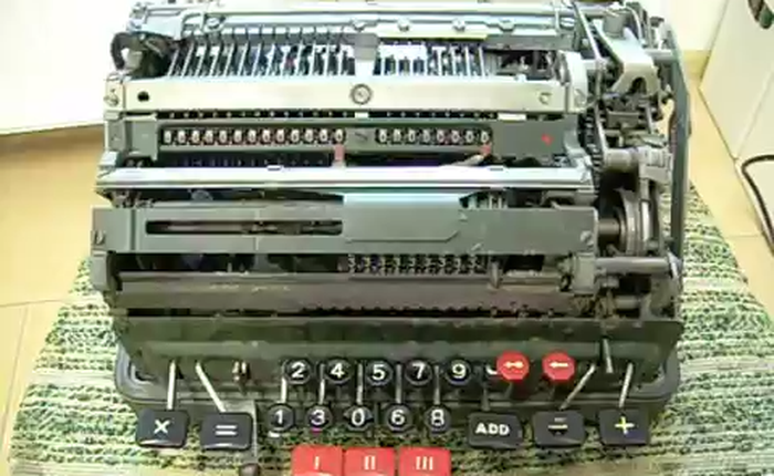 Chuyện gì xảy ra nếu bạn chia cho 0 trên một cái máy tính cơ?