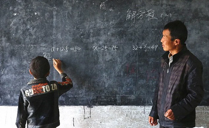 Dù nắng hay mưa, người thầy vẫn tận tụy đến trường để dạy cho 1 học sinh duy nhất