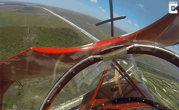 Thót tim với cảnh tượng cánh quạt máy bay ngừng quay giữa không trung, phi công vẫn bình tĩnh điều khiển