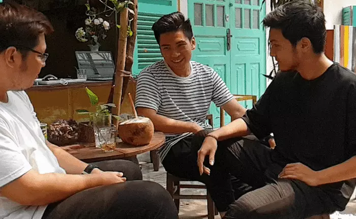 Một buổi sáng cà phê với bạn bè cũng trở nên rất nghệ nhờ tính năng Super Slow-motion trên Galaxy S9