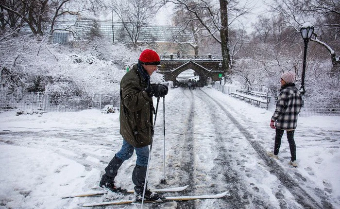 Chùm ảnh: Bờ Đông nước Mỹ chìm trong băng giá, tuyết rơi dày gần nửa mét