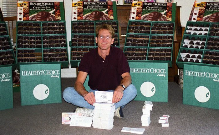 Câu chuyện về "Pudding Man", gã khôn ngoan chơi khuyến mãi để được đi du lịch miễn phí cả đời