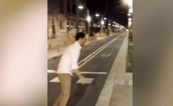 Một Youtuber phải đền bù 1,6 tỷ đồng vì video prank đá vào chân người đi đường