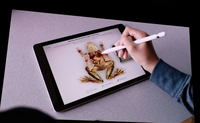 Với loạt ứng dụng AR độc đáo này, học sinh Việt Nam không phải tốn tiền mua ếch sống về mổ nữa, chỉ cần mua iPad