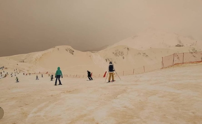 Tuyết màu cam khiến nhiều vùng núi ở Đông Âu trông không khác gì sao Hỏa