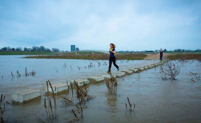 Đây là cây cầu được thiết kế để bị ngập một phần mỗi khi trời mưa tại Hà Lan
