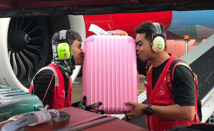 Nhân viên bốc xếp của AirAsia phải ôm, hôn từng chiếc vali sau khi bị tố quăng quật hành lý