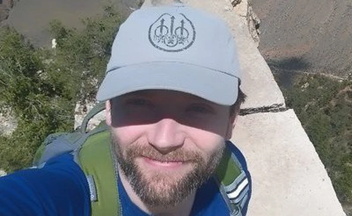 Chán ngán với bức tường thi công dang dở, anh này nghĩ ra cách trang trí không giống ai