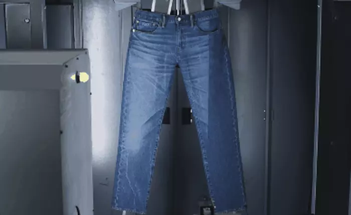 Levi sử dụng tia laser để mài quần jean, rút ngắn thời gian sản xuất, loại bỏ công đoạn dùng hóa chất độc hại
