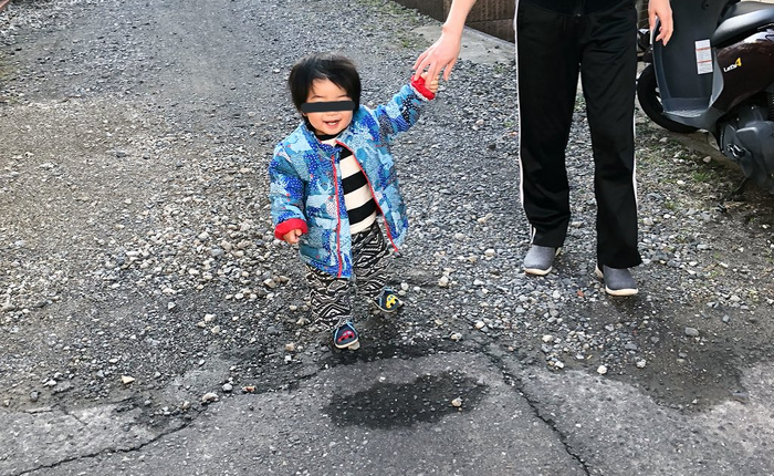 Bức ảnh chụp cậu bé lơ lửng trên không khiến Internet xôn xao vì quá ảo