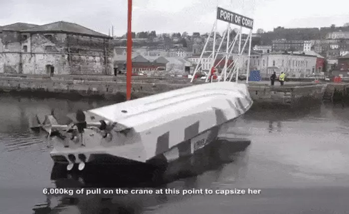 Thiết kế đặc biệt với trọng tâm thấp khiến con thuyền này không thể bị lật