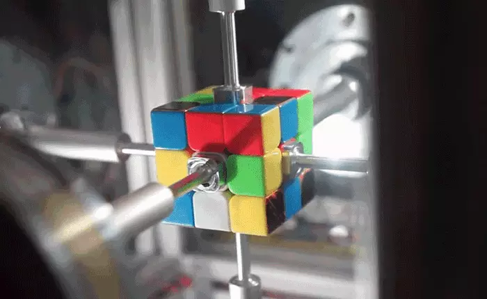 Chú robot này chỉ cần vỏn vẹn 0,38 giây để giải mã khối rubik 3x3