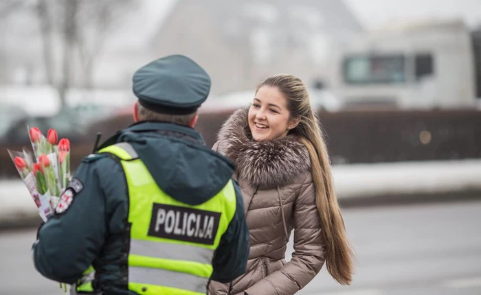 Cảnh sát giao thông Lithuania dừng xe tài xế nữ... để tặng hoa nhân ngày 8/3