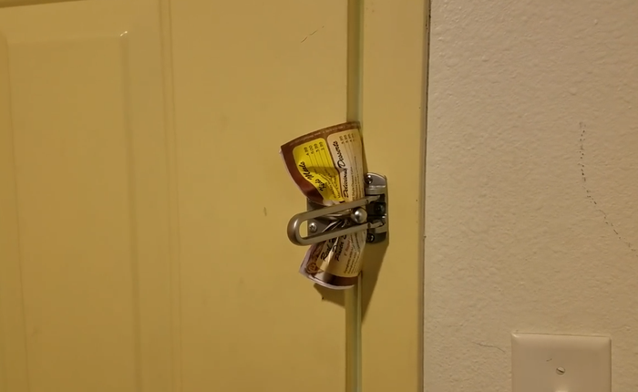 [Video] Youtuber này chỉ cần một tập giấy và 30 giây để mở khóa cửa phòng khách sạn, bạn nên biết để đề phòng