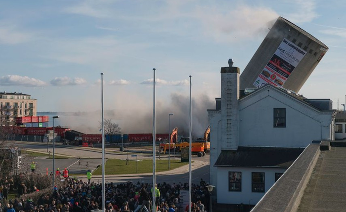 Tính toán sai lầm trong khâu phá hủy, tòa tháp silo 53m đổ sập xuống ngay thư viện bên cạnh