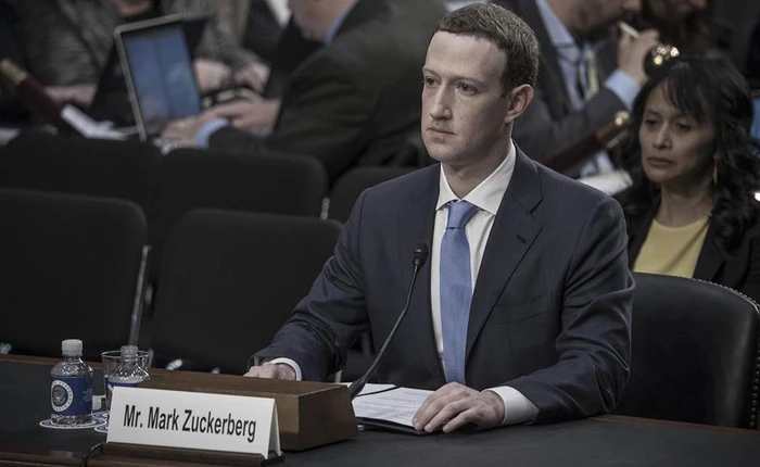 [Video] Thượng nghị sĩ Mỹ hỏi Mark Zuckerberg: "Cho tôi biết tối qua anh ở khách sạn nào?"