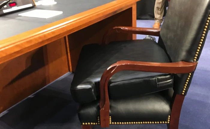 Mark Zuckerberg phải đặt thêm 1 tấm đệm nữa lên ghế để ngồi cho êm lúc điều trần