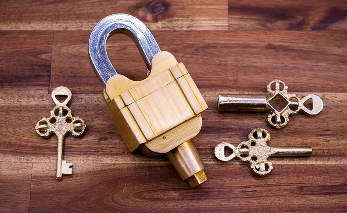 Ổ khóa 3 chìa không lỗ này khiến Internet đau đầu vì không biết mở kiểu gì