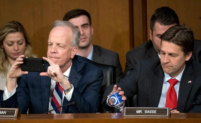 Các thượng nghị sĩ Mỹ khẳng định không cần phải am hiểu về công nghệ để có thể quản lý Facebook