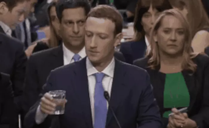 Hết ghế ngồi, quần áo, giờ dân mạng còn soi cả biểu hiện "lạ" của Mark Zuckerberg