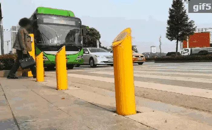 Trung Quốc lắp đặt máy phun sương, tự động xịt ướt quần người đi bộ sai luật