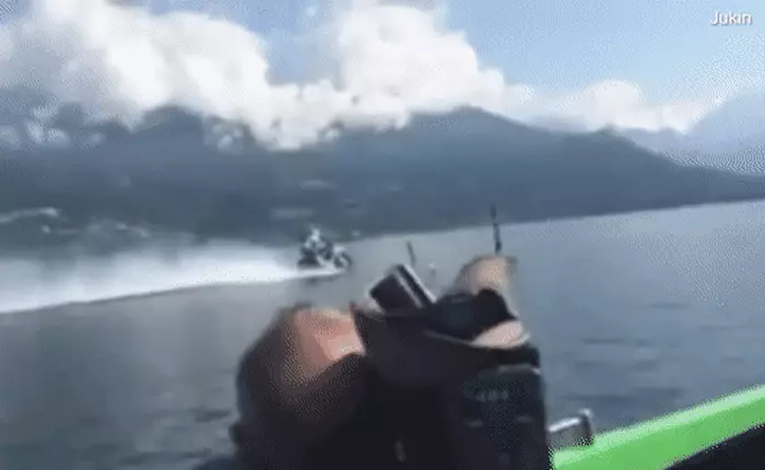 Biker liều lĩnh lập kỷ lục thế giới nhờ chinh phục hồ nước ngọt lớn thứ 3 tại Ý bằng motor hai bánh